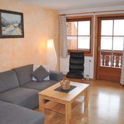 Wohnraum mit Balkon Ferienwohnung Schrofenblick