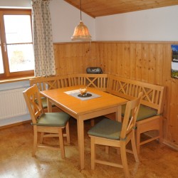 Essecke im Wohnraum Ferienwohnung Rauhornblick