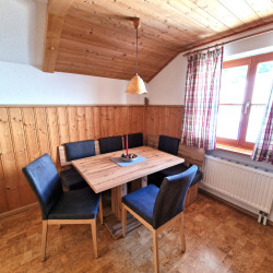 Essecke im Wohnraum Ferienwohnung Schrofenblick